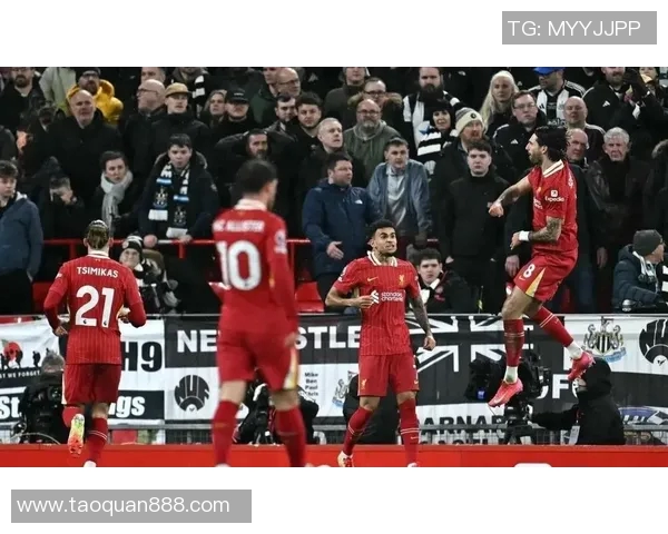 曼城主场取胜暂登英超榜首,利物浦惨遭逆转错失机会 曼城主场取胜暂登英超榜首,利物浦惨遭逆转错失机会